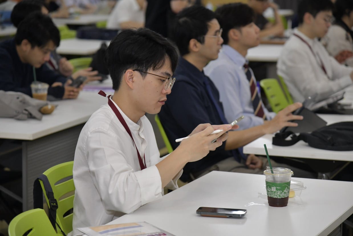 กระดูกสันหลัง ผู้เข้าร่วมประชุม BASIC SPINE COURSE 2025 กำลังใช้โทรศัพท์มือถือ ออร์โธปิดิกส์