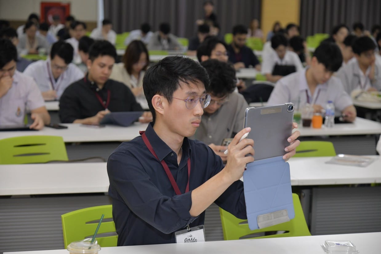 กระดูกสันหลัง ผู้เข้าร่วมประชุม BASIC SPINE COURSE 2025 กำลังใช้แท็บเล็ตในระหว่างการประชุม ออร์โธปิดิกส์