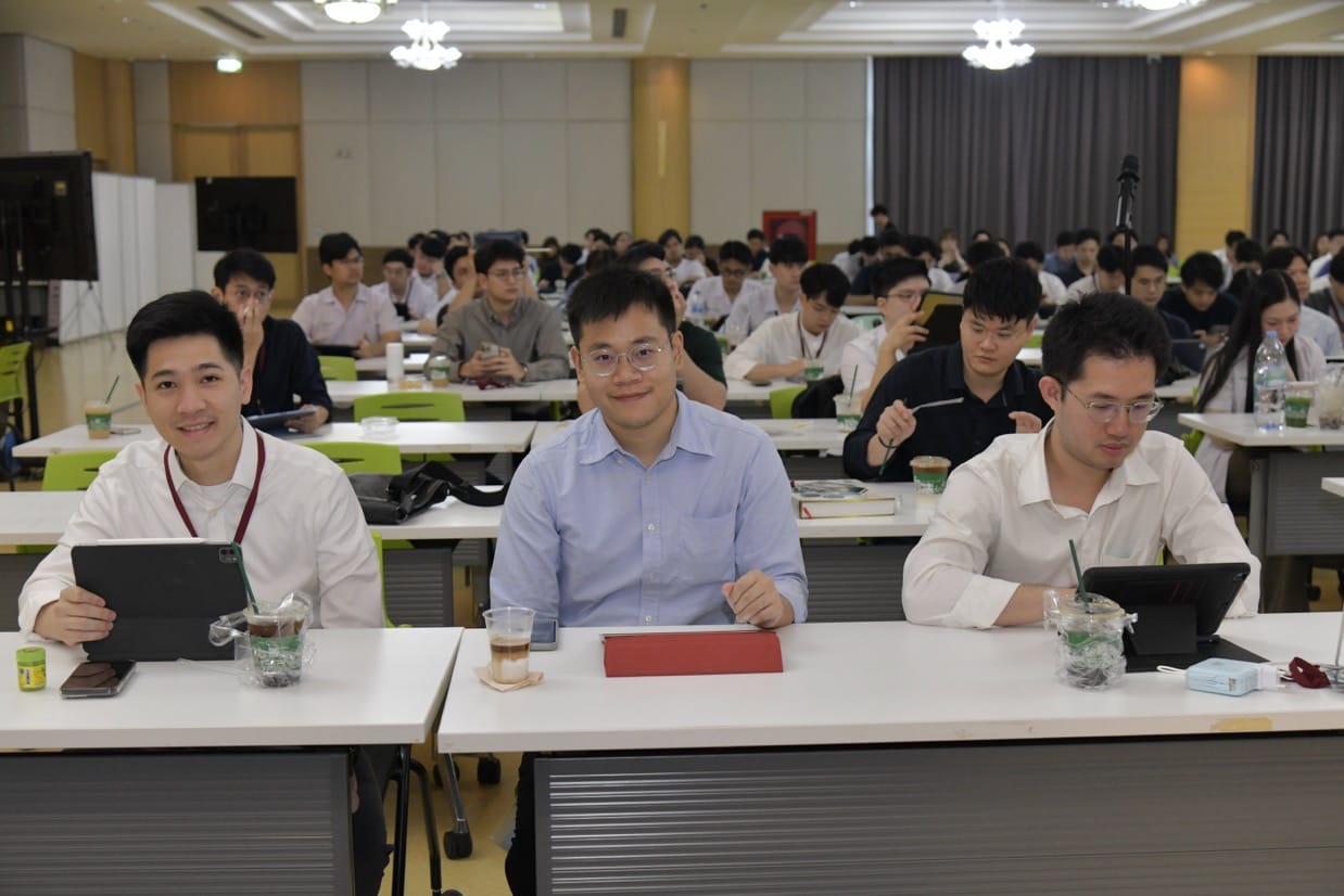 กระดูกสันหลัง ภาพผู้เข้าร่วมประชุมวิชาการ BASIC SPINE COURSE 2025 วันที่ 2 นั่งในห้องประชุม ออร์โธปิดิกส์