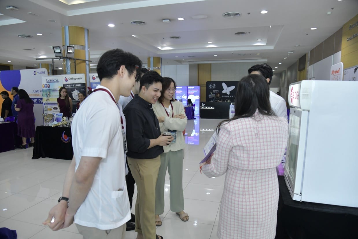 กระดูกสันหลัง ผู้คนกำลังสนทนาที่บูธในงานประชุมวิชาการ BASIC SPINE COURSE 2025 ออร์โธปิดิกส์