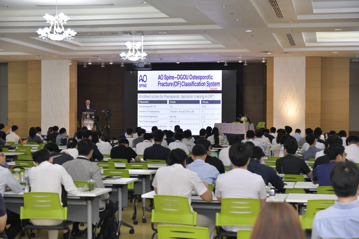 กระดูกสันหลัง งานประชุมวิชาการ BASIC SPINE COURSE 2025: ผู้ชมกำลังฟังการบรรยายเกี่ยวกับ AO Spine-DGOU Osteoporotic Fracture Classification System ออร์โธปิดิกส์
