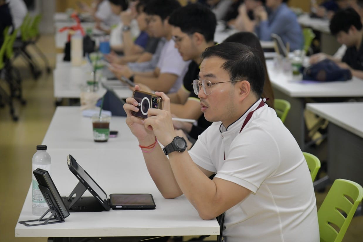 กระดูกสันหลัง ผู้เข้าร่วมประชุม BASIC SPINE COURSE 2025 ถ่ายรูปด้วยโทรศัพท์มือถือ ออร์โธปิดิกส์