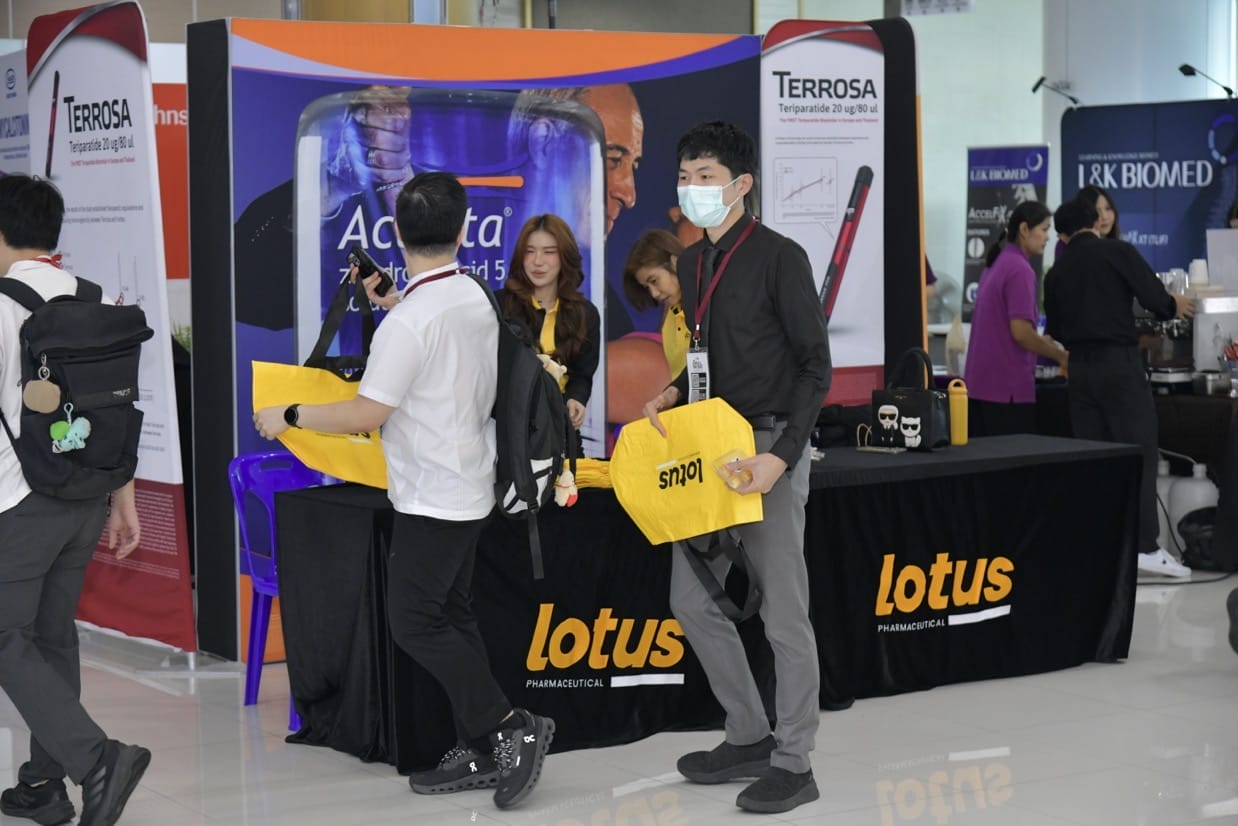 กระดูกสันหลัง บูธ Lotus Pharmaceutical ในงานประชุมวิชาการ BASIC SPINE COURSE 2025 แสดงผลิตภัณฑ์ Terrosa และ Acta ออร์โธปิดิกส์