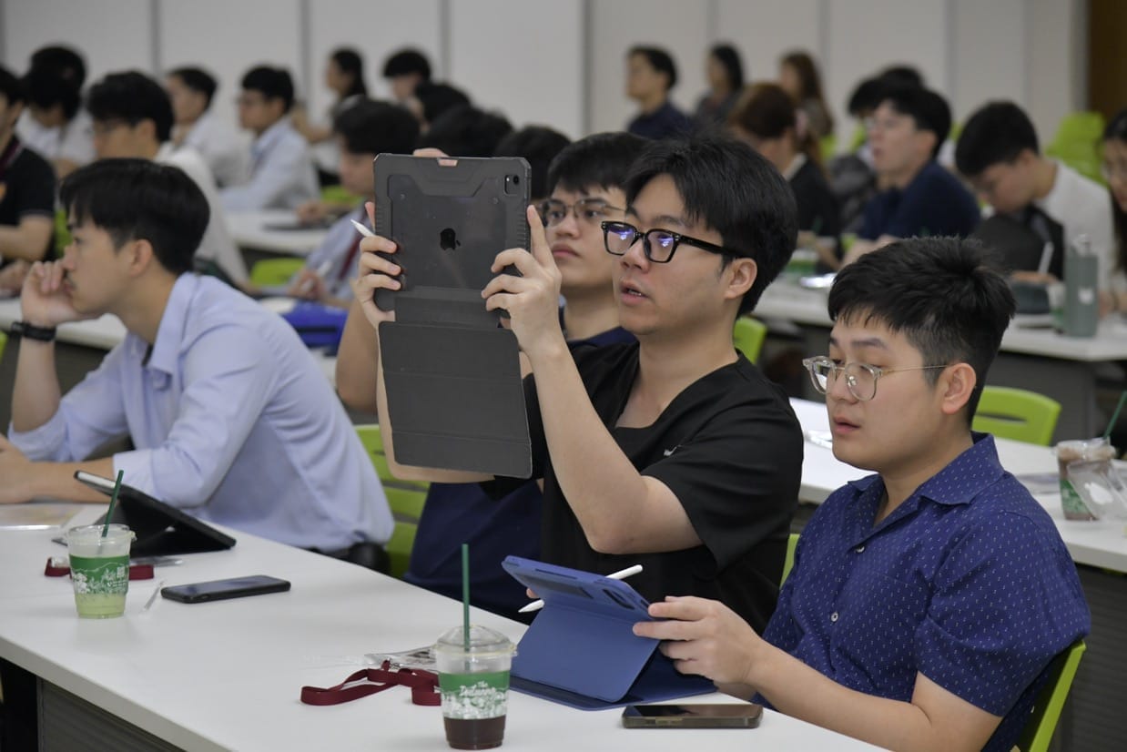 กระดูกสันหลัง ผู้เข้าร่วมประชุม BASIC SPINE COURSE 2025 กำลังใช้แท็บเล็ตในระหว่างการบรรยาย ออร์โธปิดิกส์