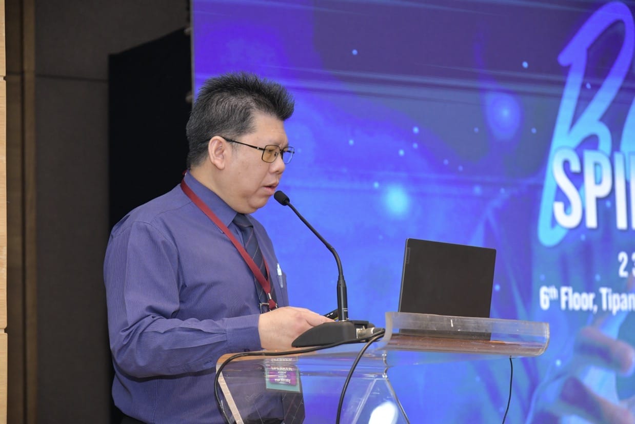 กระดูกสันหลัง ผู้ชายกำลังบรรยายในงานประชุมวิชาการ BASIC SPINE COURSE 2025 ออร์โธปิดิกส์