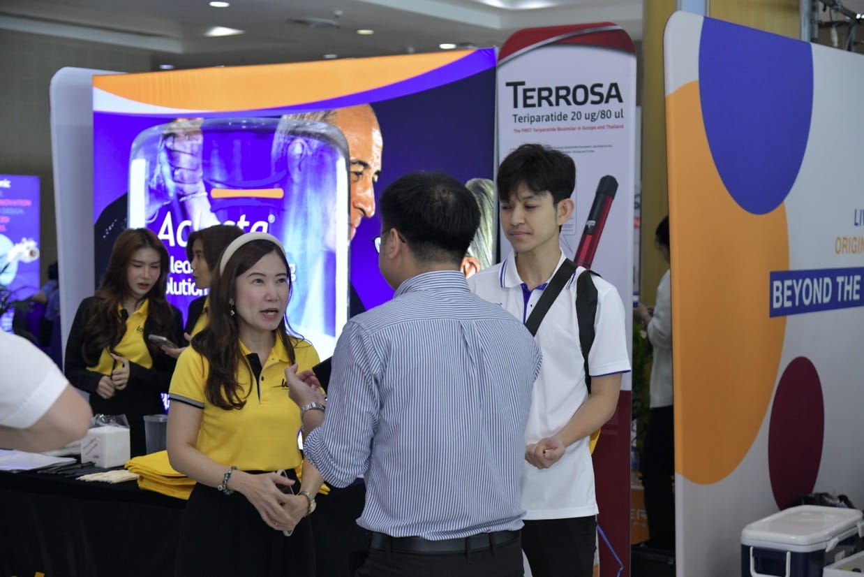 กระดูกสันหลัง ผู้คนในงานประชุมวิชาการ BASIC SPINE COURSE 2025 ที่มีบูธ Terrosa ออร์โธปิดิกส์